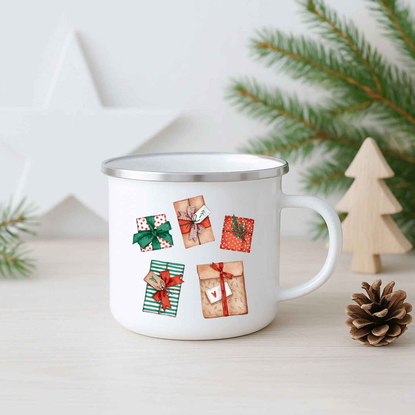 Hvitt emaljekrus med  kreative julepakker.
