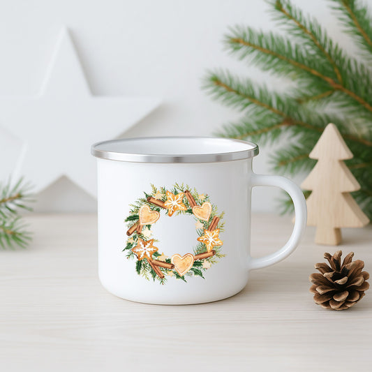 Hvitt emaljekrus med julemotiv av en pepperkakekrans.