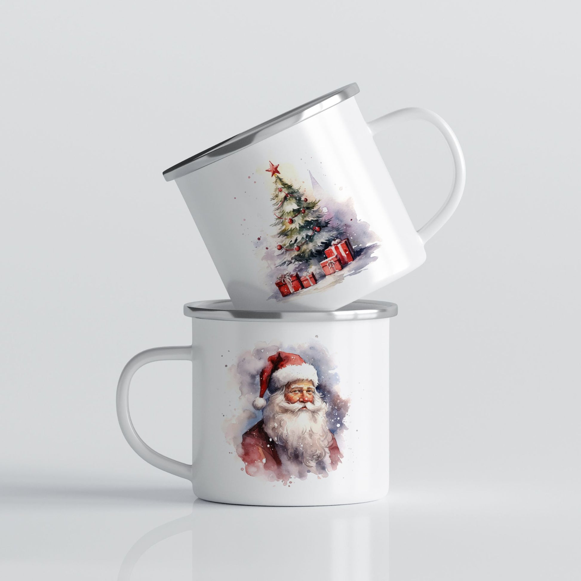 Hvitt emaljekrus med to julemotiver: klassisk nisse i akvarell og pyntet juletre med røde gavepakker.