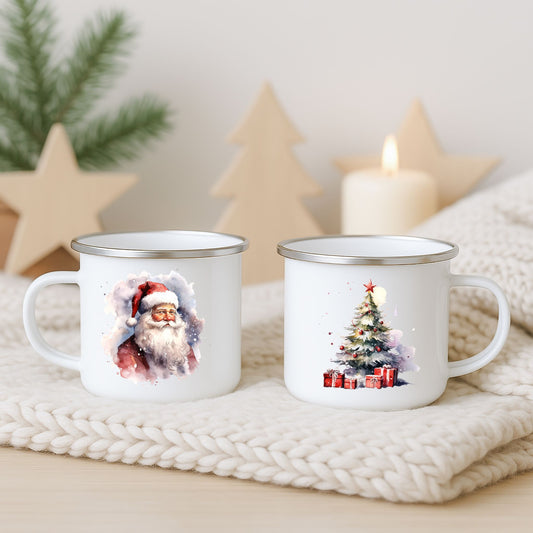 Hvitt emaljekrus med to julemotiver: klassisk nisse i akvarell og pyntet juletre med røde gavepakker, fotografert på lys strikket duk med juledekor i bakgrunnen.