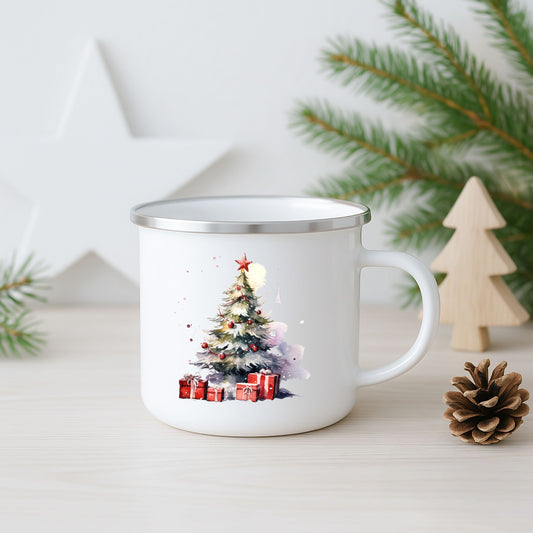 Hvitt emaljekrus med julemotiv av pyntet juletre med røde gavepakker.