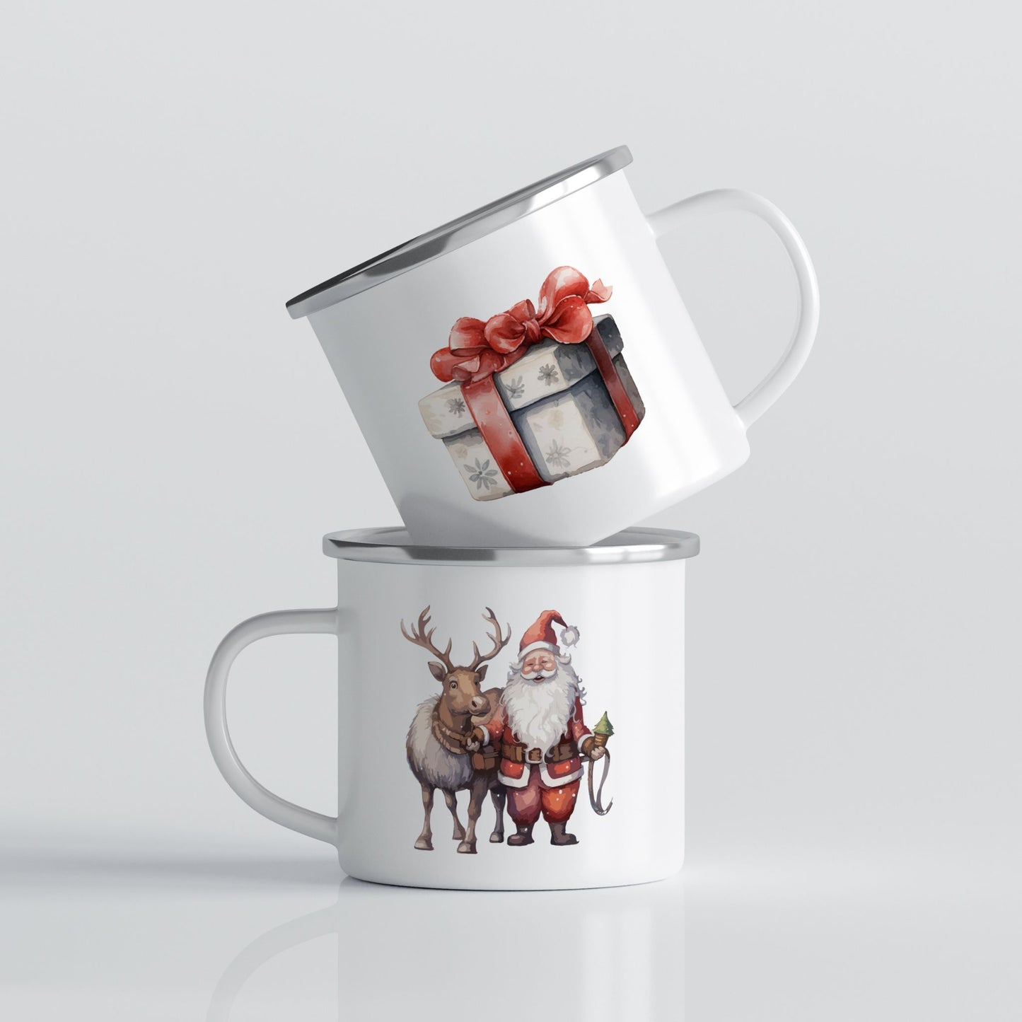 Hvitt emaljekrus med to julemotiver: nisse og reinsdyr på én side og gavepakke med rød sløyfe på den andre.