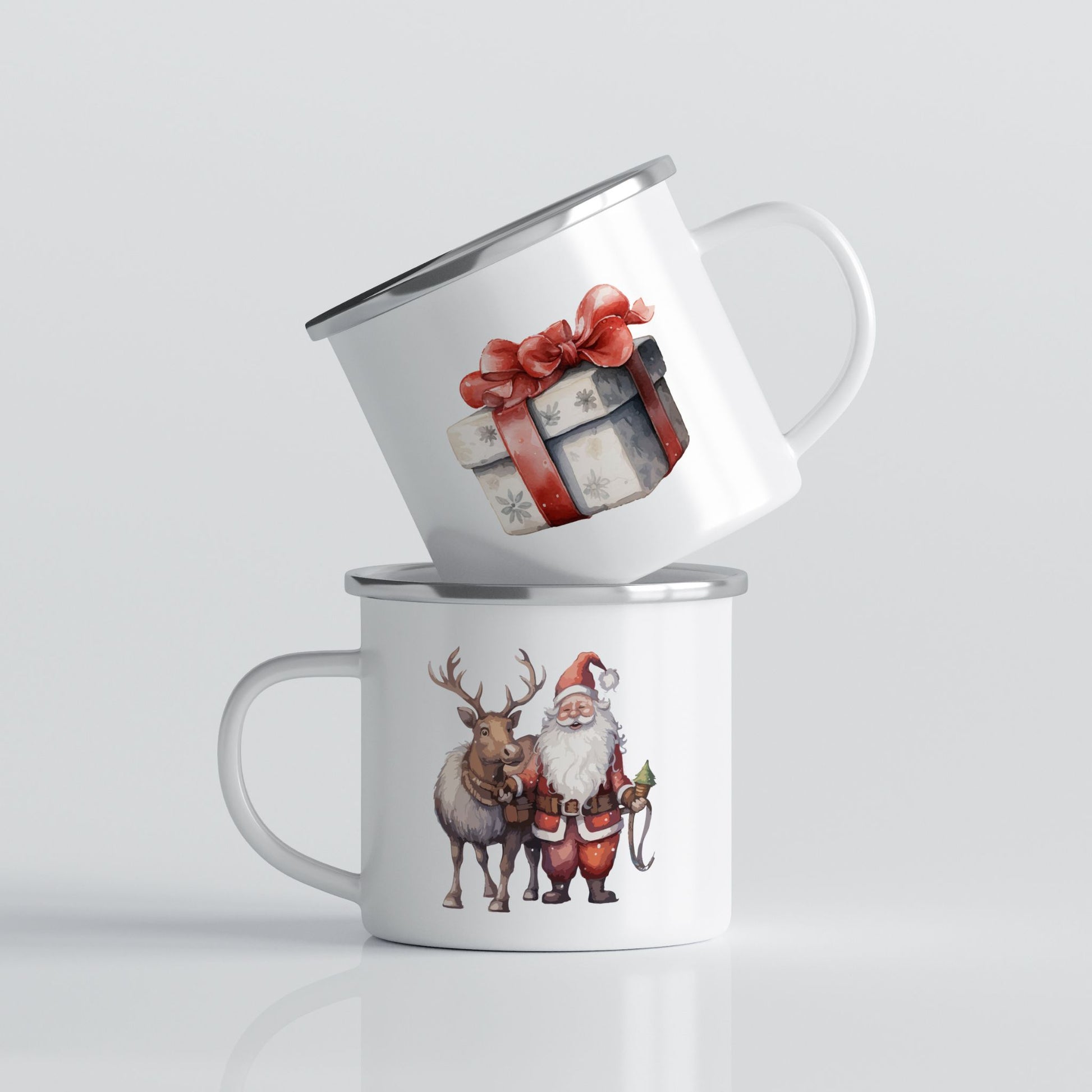 Hvitt emaljekrus med to julemotiver: nisse og reinsdyr på én side og gavepakke med rød sløyfe på den andre.