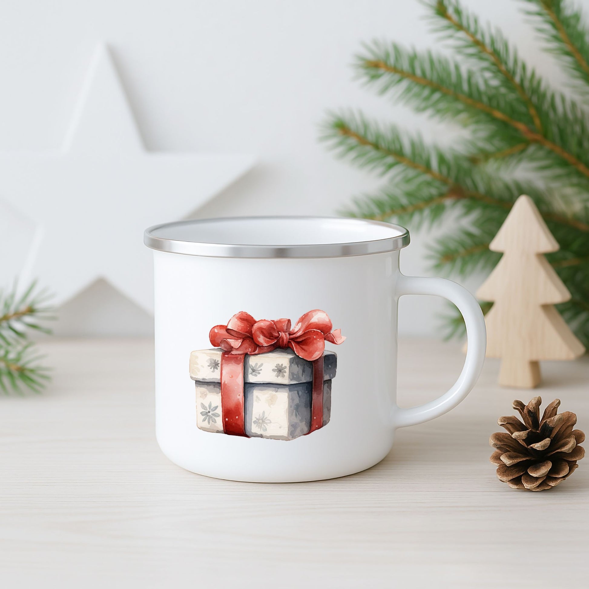 Hvitt emaljekrus medmotiv av en julepakke med rød sløyfe.