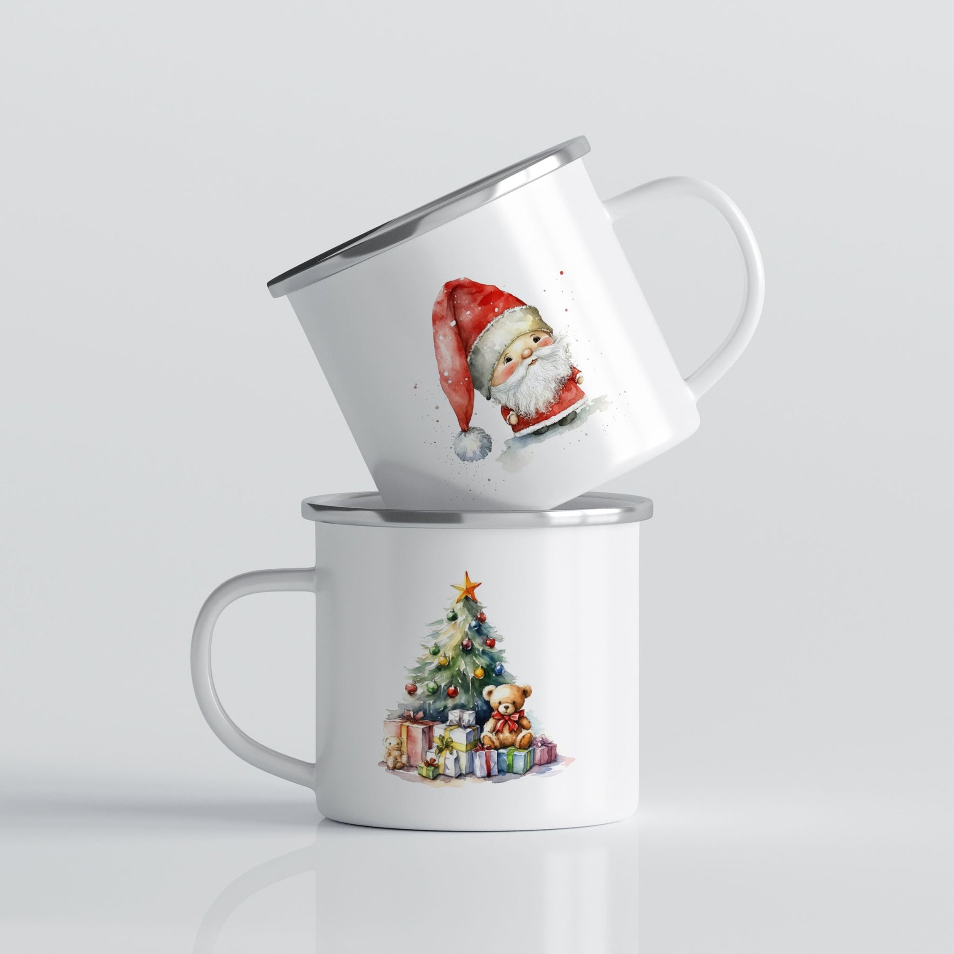 Hvitt emaljekrus med to motiver: pyntet juletre med bamse og en søt liten nissegutt.