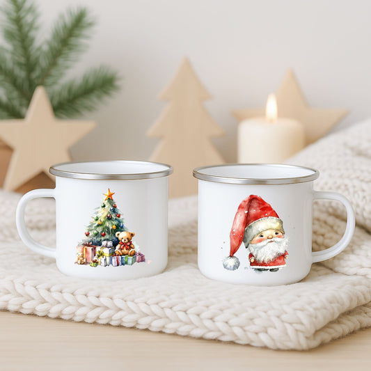 Hvitt emaljekrus med to motiver: pyntet juletre med bamse og en søt liten nissegutt, fotografert på lys strikket duk med juledekor i bakgrunnen.
