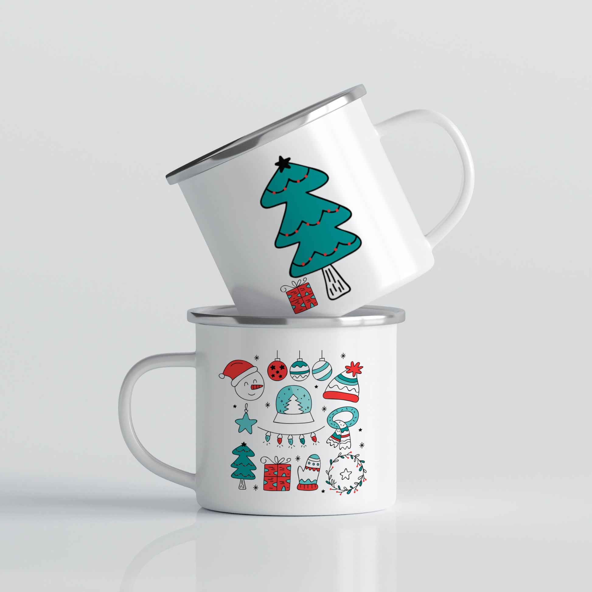 Hvitt emaljekrus med to grafiske julemotiver: fargerike juleikoner og et stilisert turkist juletre med gave.