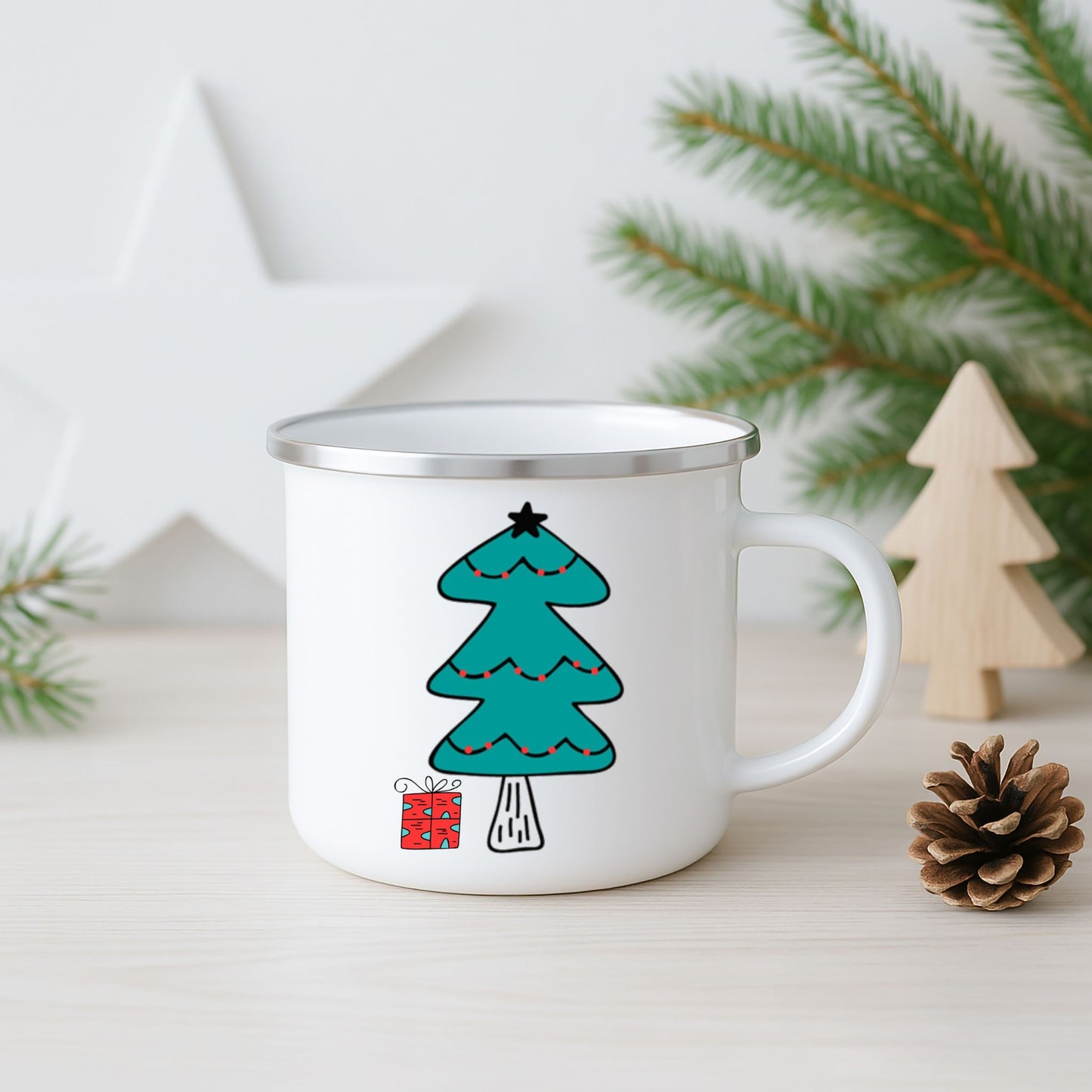 Hvitt emaljekrus med grafisk motiv av et stilisert turkist juletre med gave.