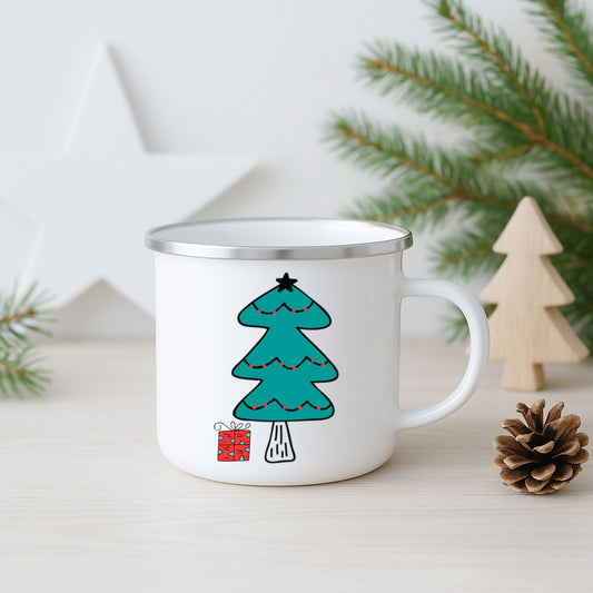 Hvitt emaljekrus med grafisk motiv av et stilisert turkist juletre med gave.