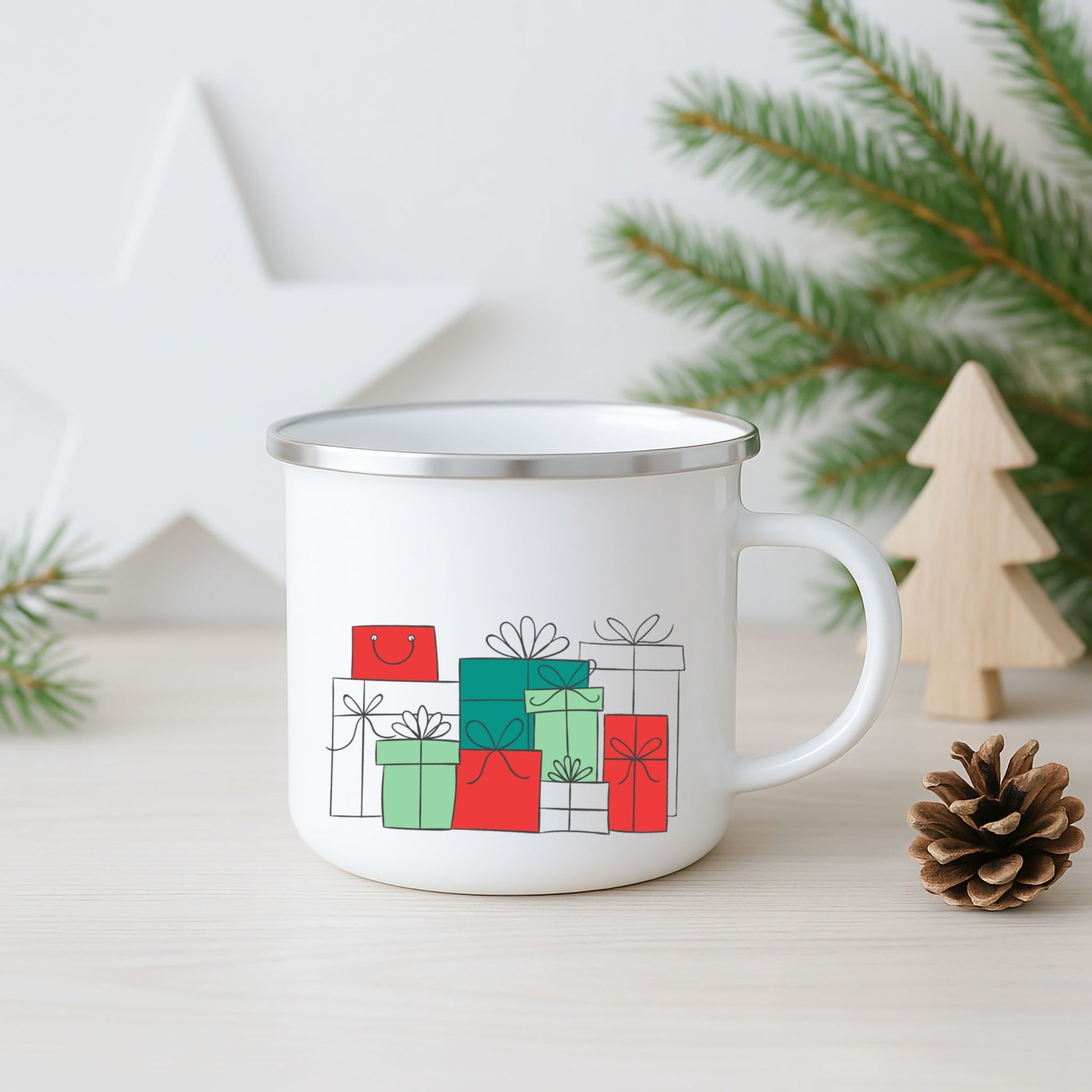 Hvitt emaljekrus med minimalistiske julegaver i rødt og grønt.
