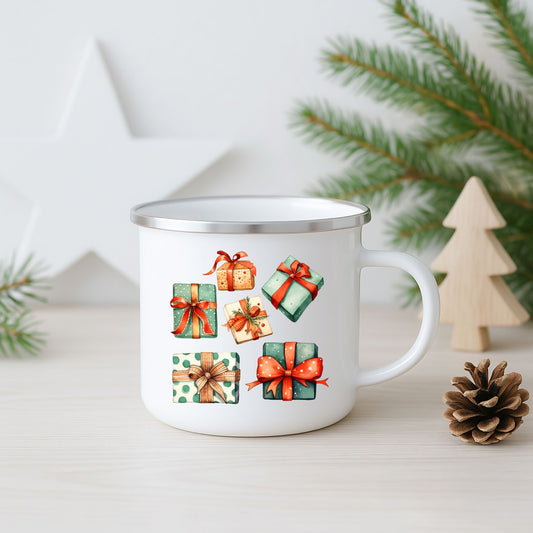 Hvitt emaljekrus med julepakker med sløyfer.