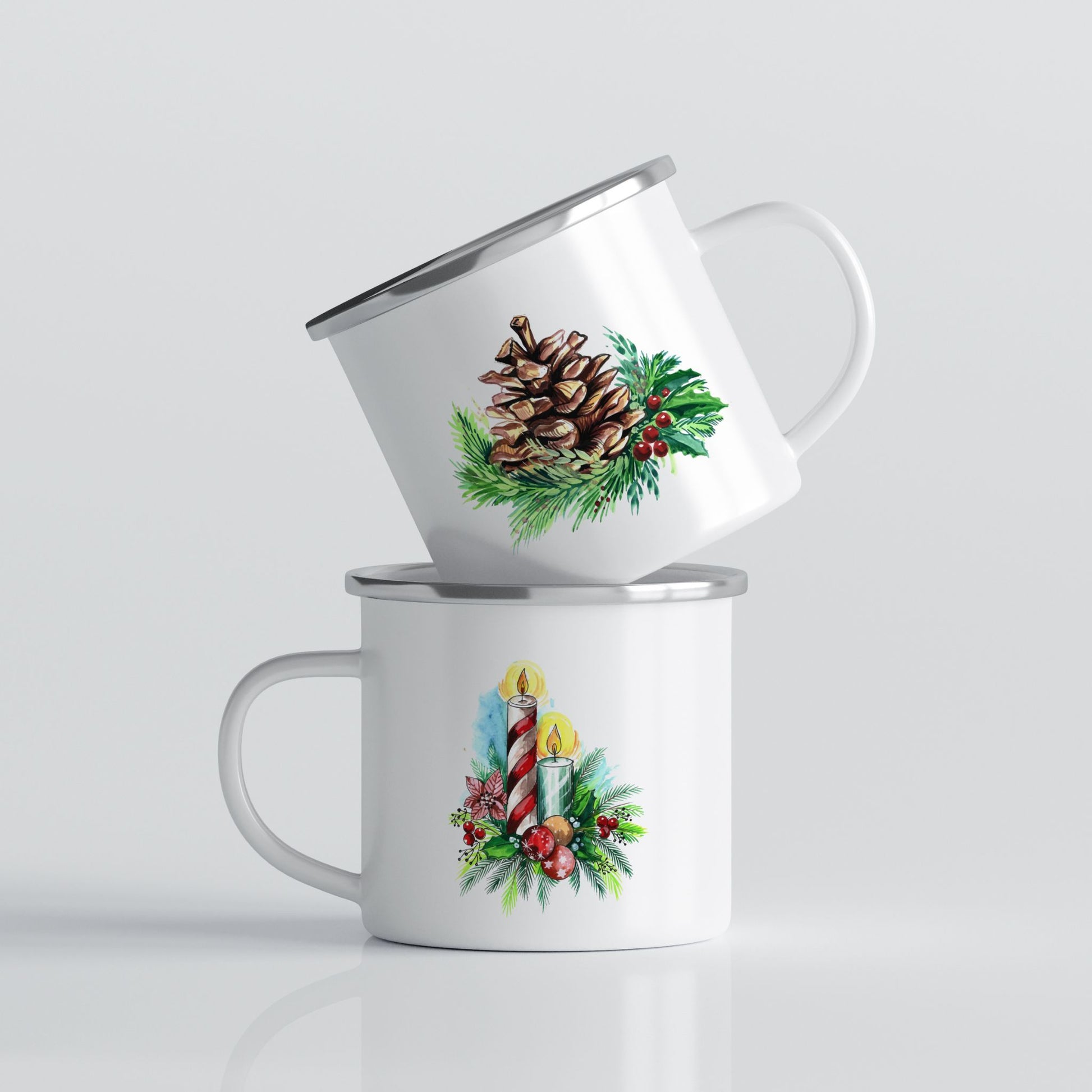 Hvitt emaljekrus med to julemotiver: tente julelys dekorert med granbar og en stor kongle med vintergrønt.