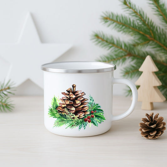 Hvitt emaljekrus med  julemotiv av en stor kongle med vintergrønt.