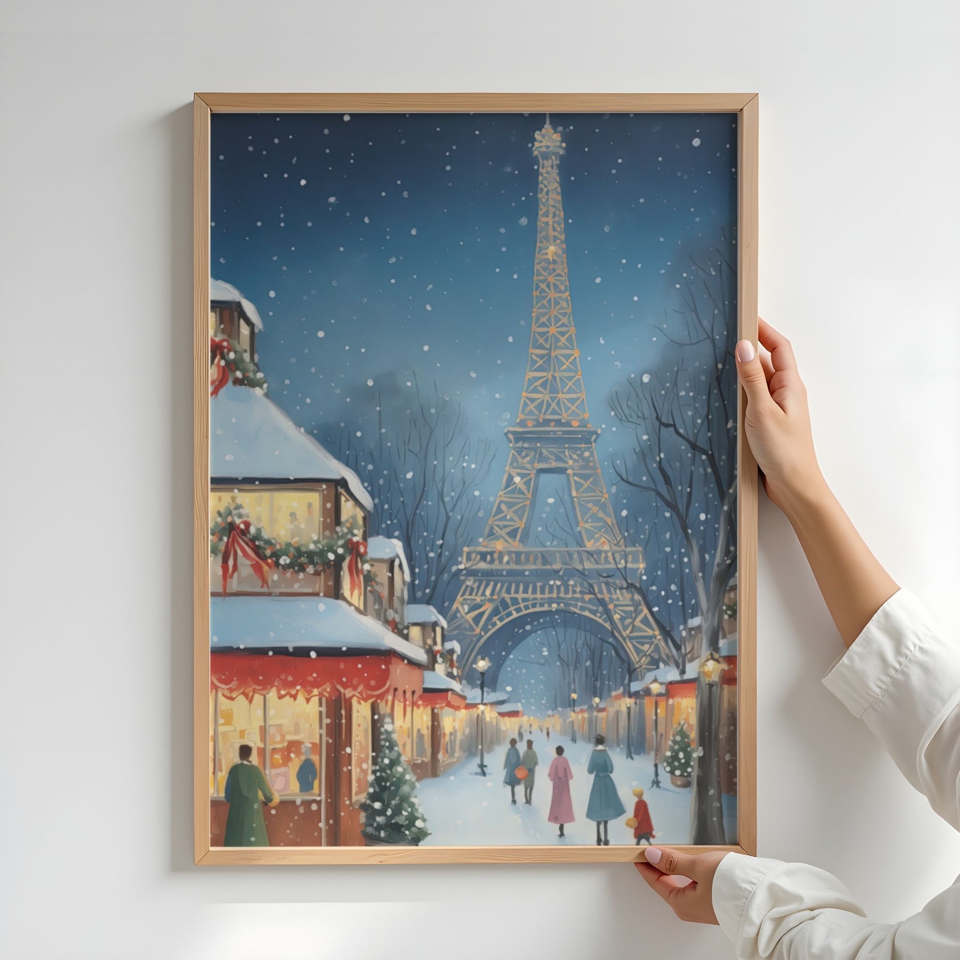Julemarked i Paris plakat med Eiffeltårnet, juleboder og snøfall. Illustrasjon viser  plakat uten hvit kantlinje i eik ramme.