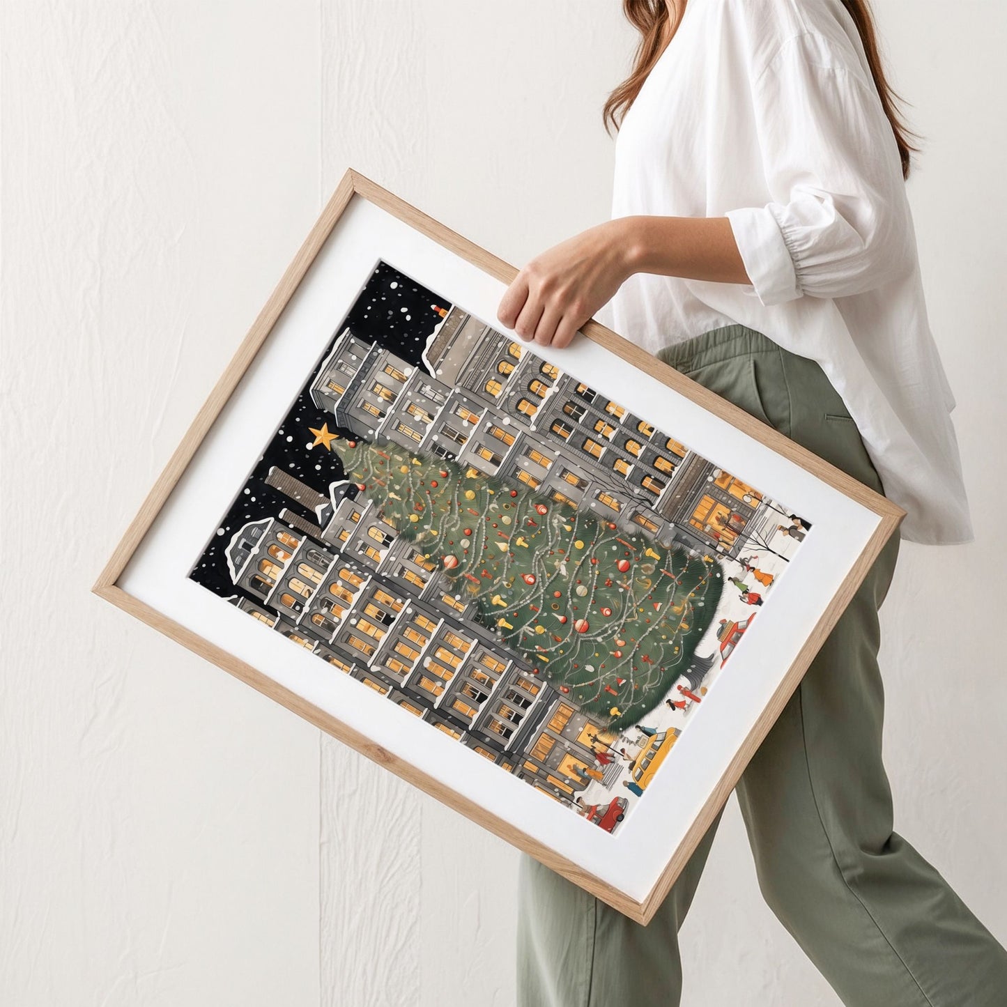 Julenatt i Byparken plakat med stort juletre, snøfall og snødekte bygårder. Illustrasjon viser plakat med passepartout i eik ramme.