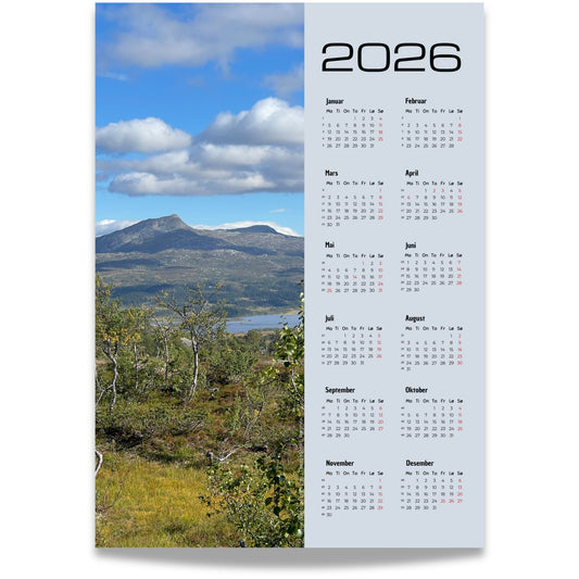 Kalender 2026 med foto av Dærgafjellet i Røyrvik, sett over fjellterreng og høstlig vegetasjon.