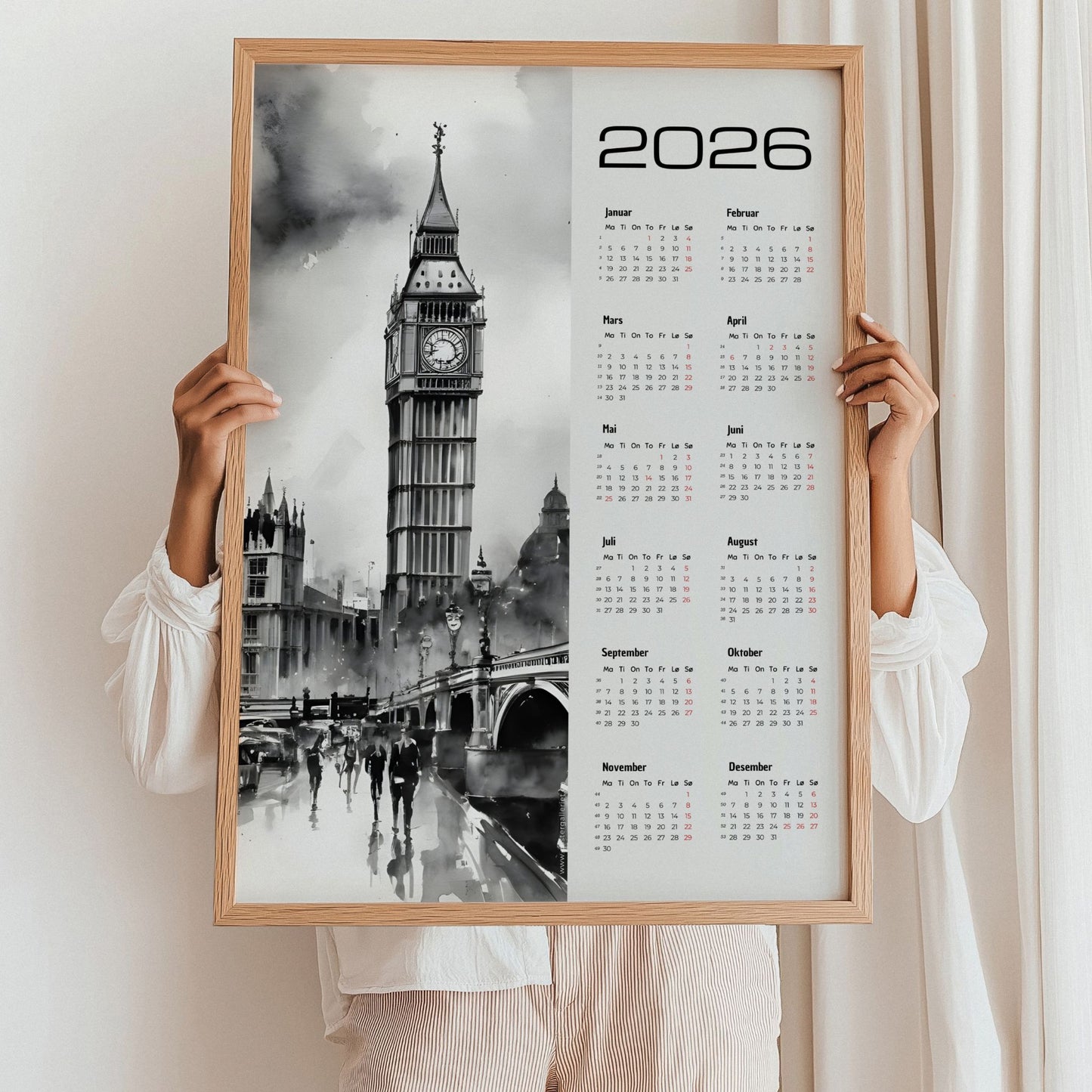 Kalender 2026 med sort/hvitt akvarellmotiv av Big Ben og Westminster. Illustrasjon viser kalender i eik ramme.