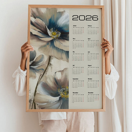 Kalender 2026 med malte blomster i dempede naturtoner og helårsoversikt. Illustrasjon viser kalender i eik ramme.