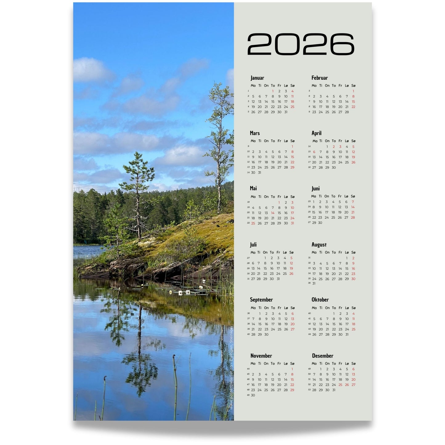 Fotokalender 2026 med landskapsmotiv fra Midterfjellet i Steinkjer, stille vann som speiler skog og himmel, med norsk kalender og røde dager.