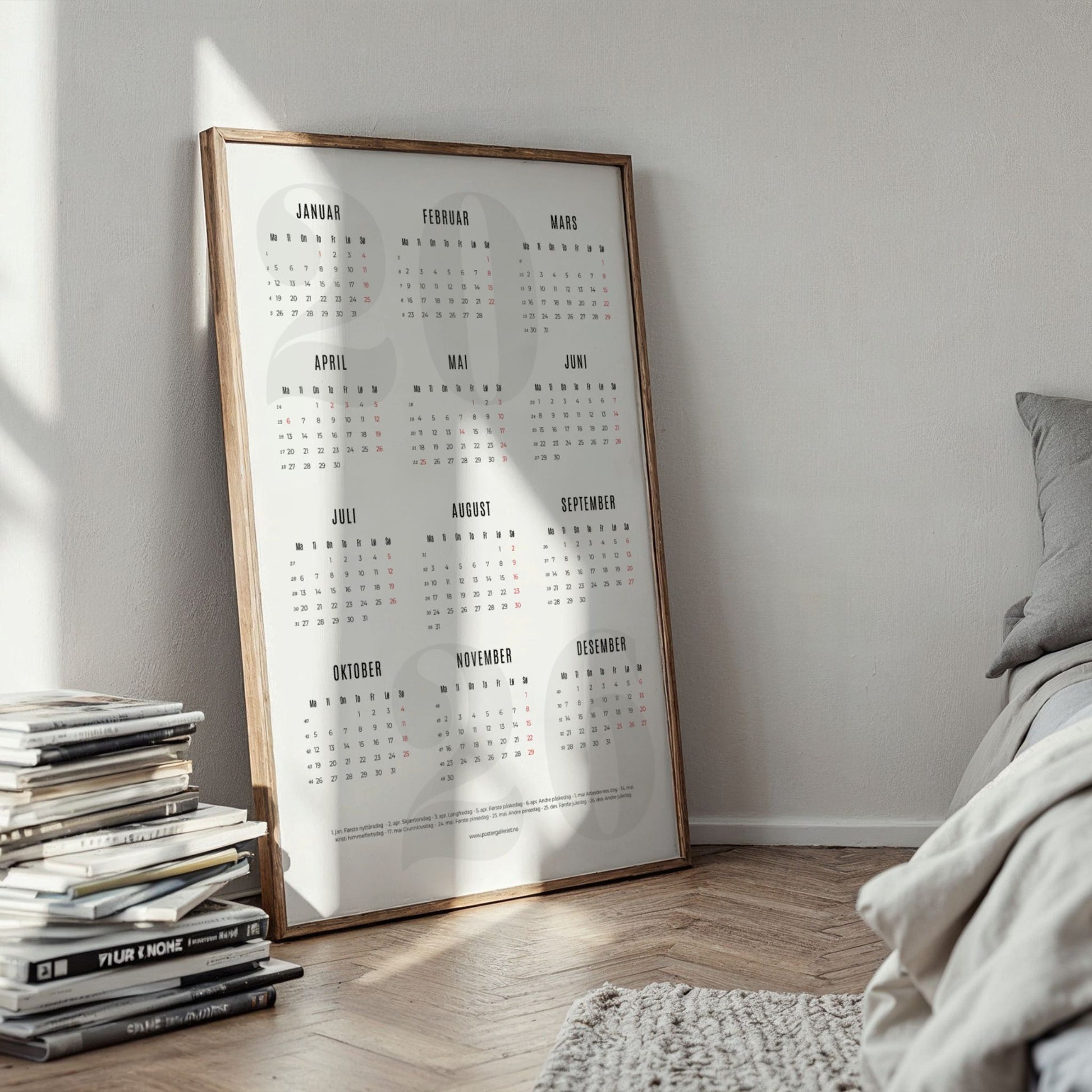 Minimalistisk årskalender 2026 med stort, lyst grått årstall og en oversiktlig visning av årets måneder. Illustrasjon viser plakat i eik ramme .