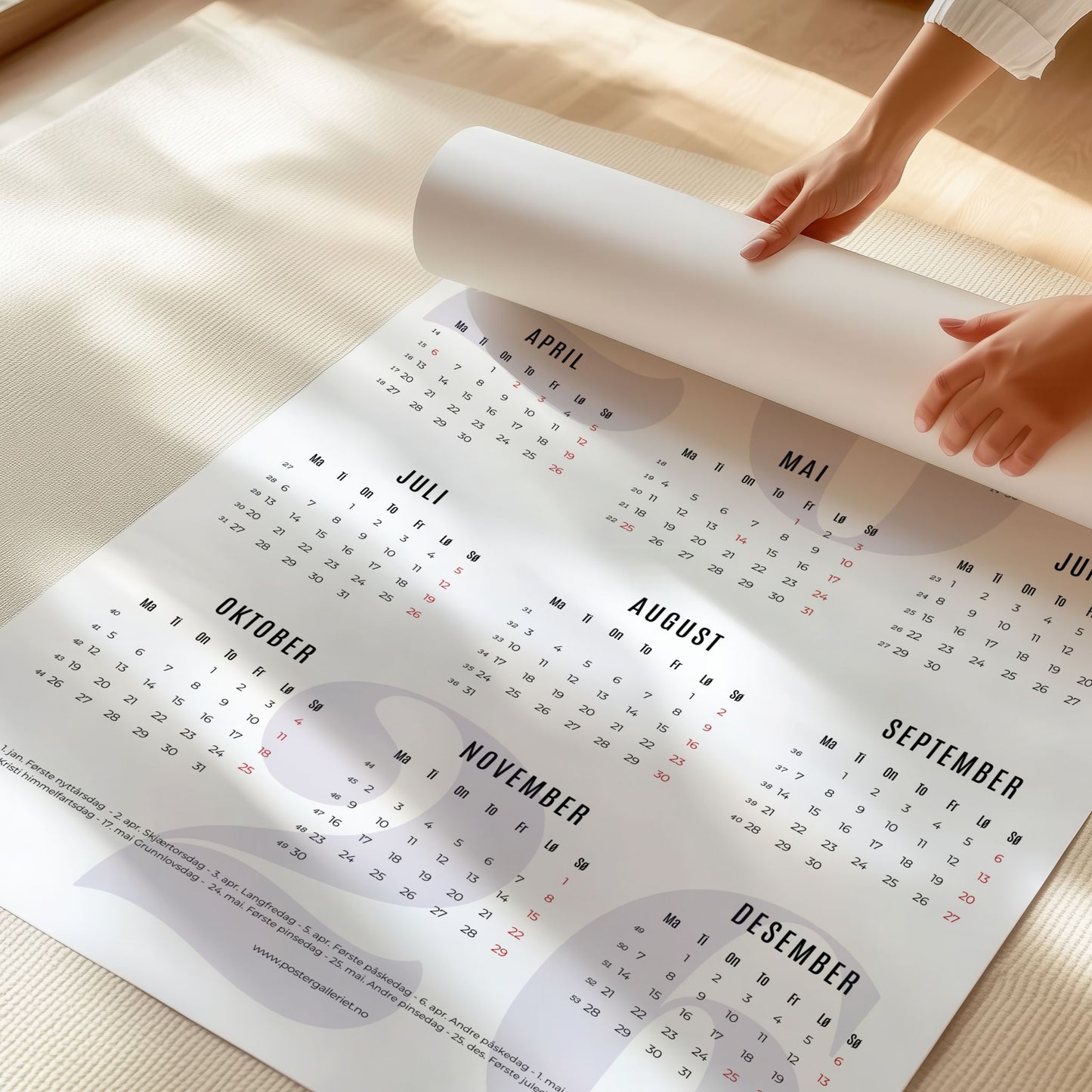 Minimalistisk årskalender 2026 med stort, mykt lilla årstall i bakgrunnen og klar måned-til-måned-oversikt. Illustrasjon viser kalender med lilla årstal på print.