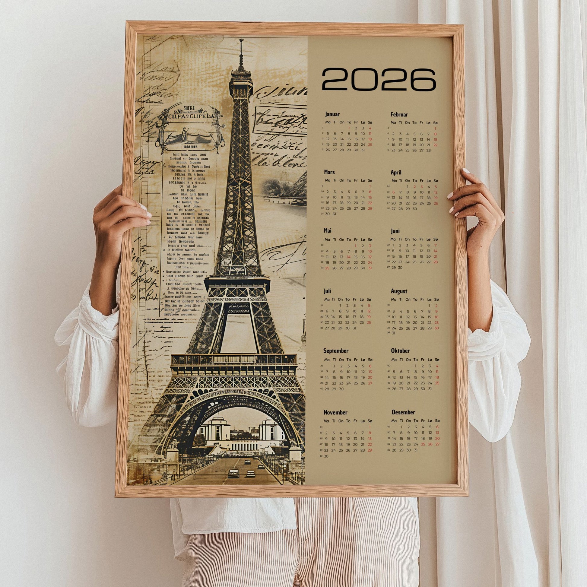 Kalender 2026 med vintage-motiv av Eiffeltårnet og retro bakgrunn. Illustrasjon viser kalender i eik ramme.