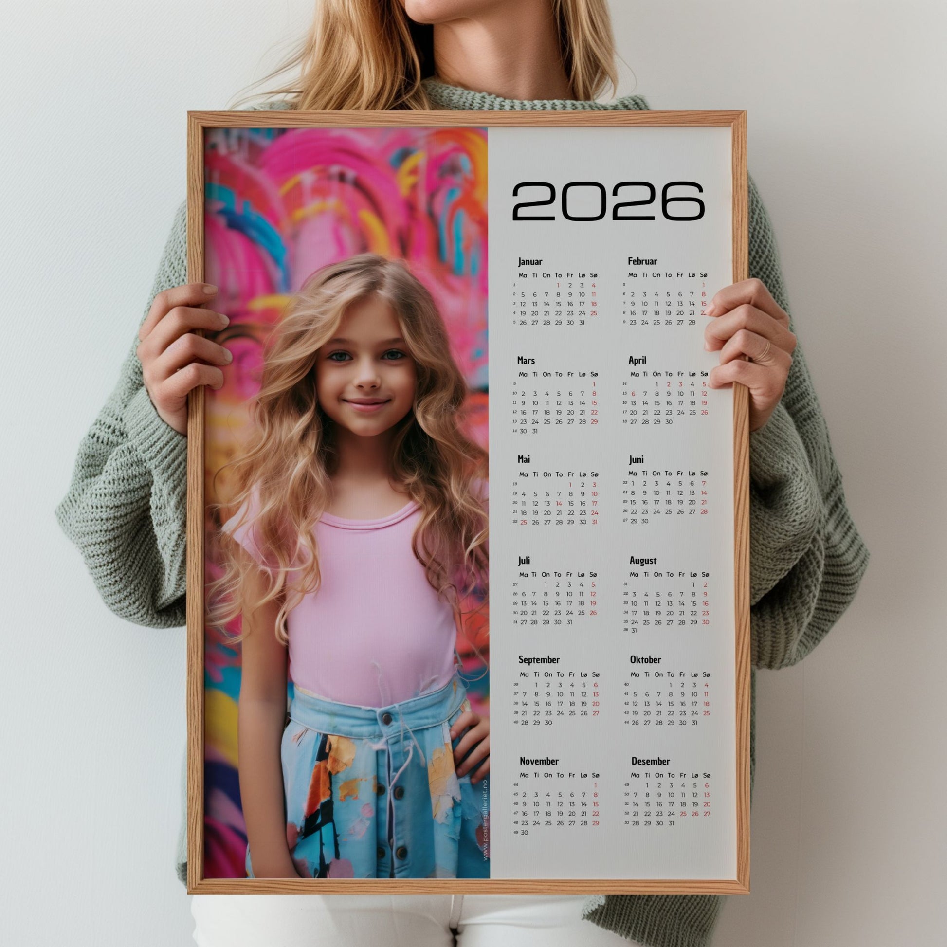 Kalender 2026 med plass for eget opplastet bilde og moderne, minimalistisk layout. Illustrasjon viser kalender i eik ramme-