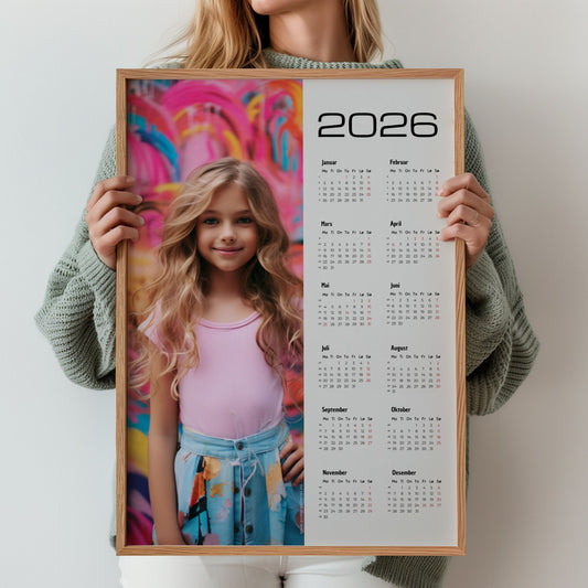 Kalender 2026 med plass for eget opplastet bilde og moderne, minimalistisk layout. Illustrasjon viser kalender i eik ramme-