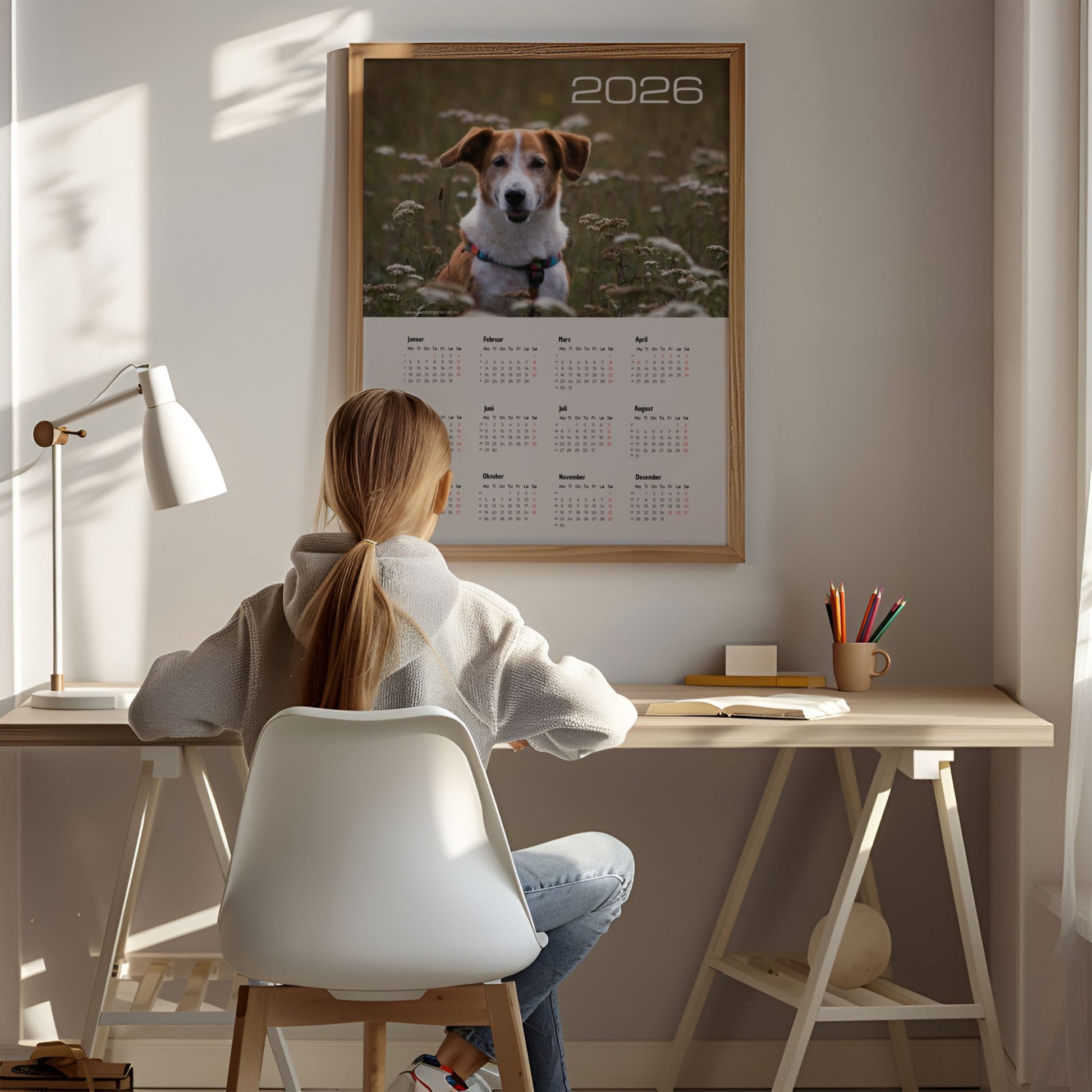 Kalender 2026 med plass for eget opplastet bilde og moderne, minimalistisk layout. Illustrasjon viser kalender med foto av kjæledyr i eik ramme på et barnerom.