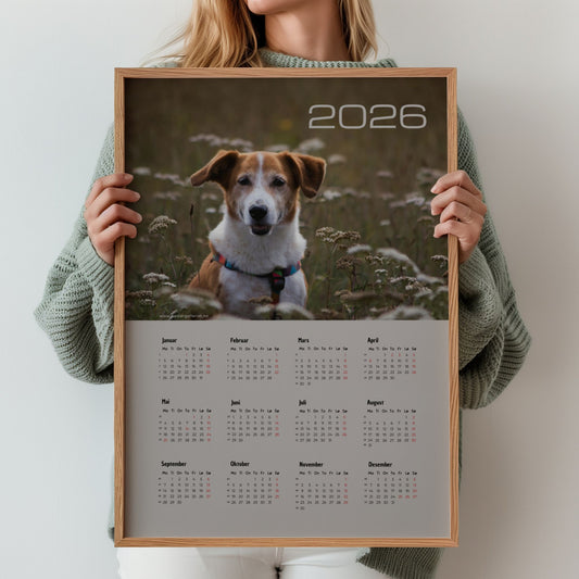 Kalender 2026 med plass for eget opplastet bilde og moderne, minimalistisk layout. Illustrasjon viser kalender med foto av kjæledyr i eik ramme.