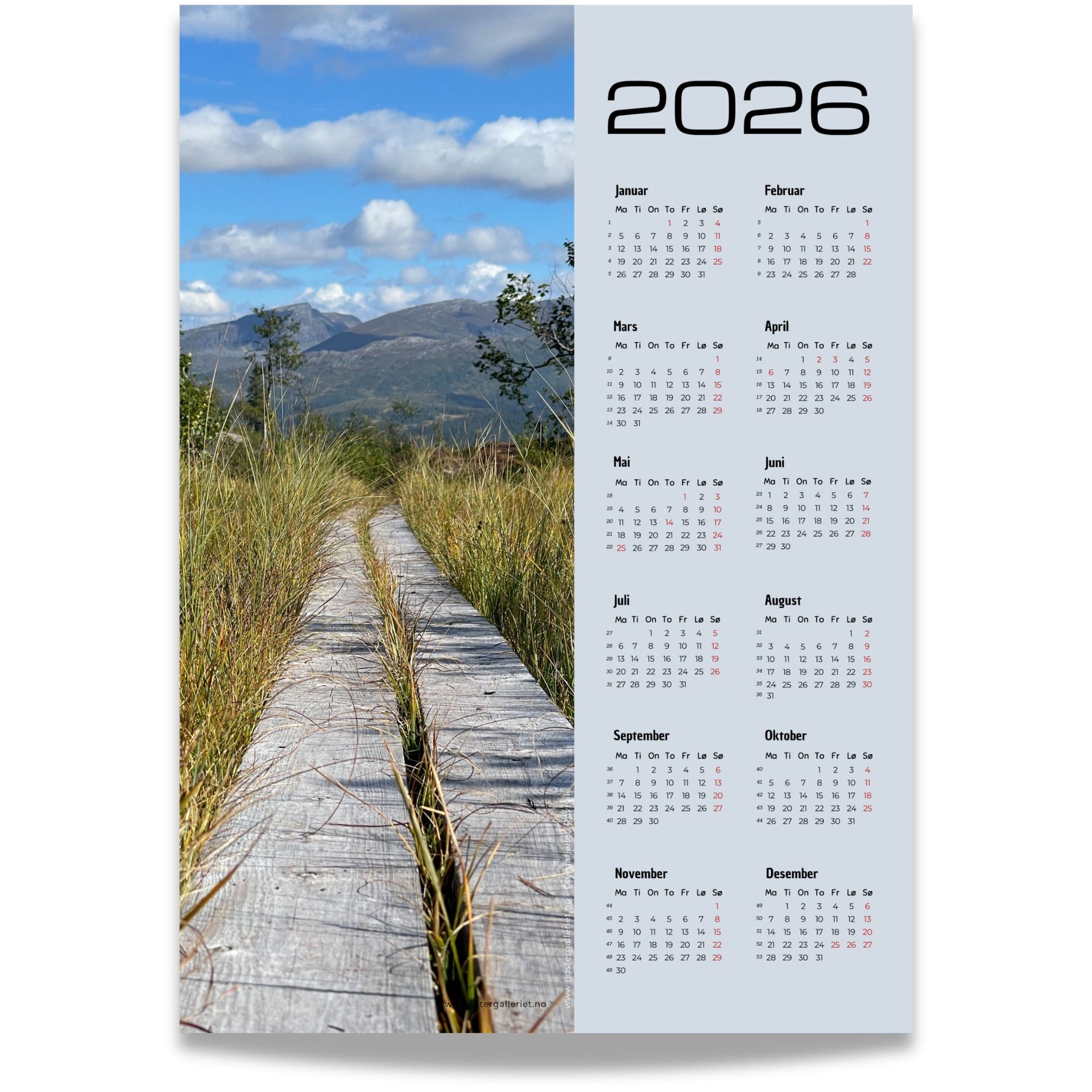 Kalender 2026 med foto av en plankesti som leder inn i fjellandskapet.
