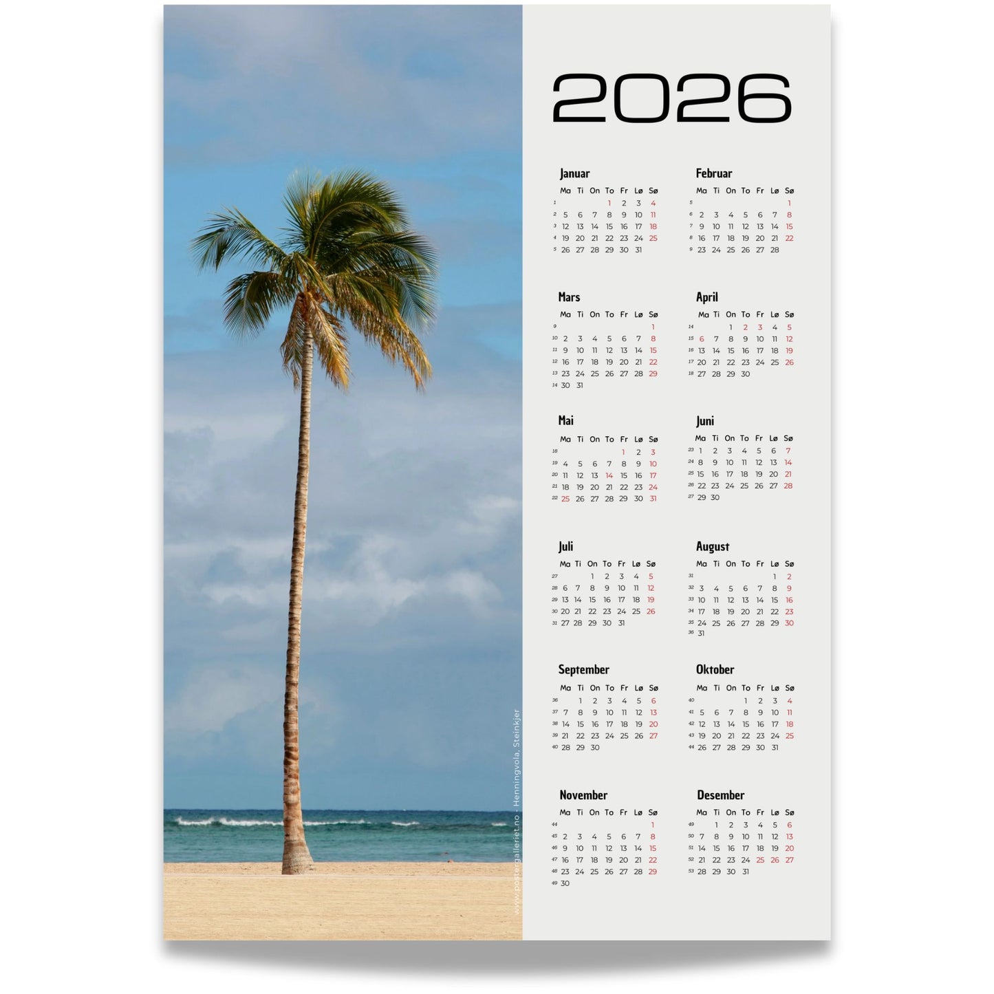Kalender 2026 med motiv av en enslig palme på en rolig tropisk strand, med oversiktlig kalenderdel og norske merkedager.