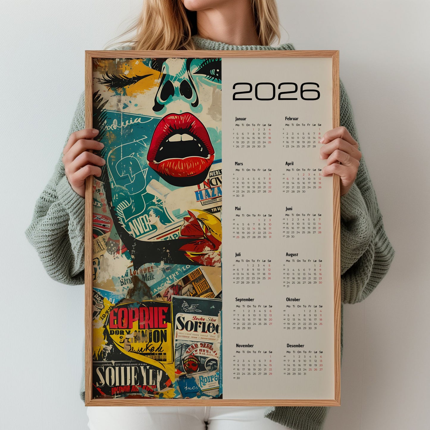 Kalender 2026 med urban pop-art collage og tydelig kalenderoppsett. Illustrasjon viser kalender i eik ramme.