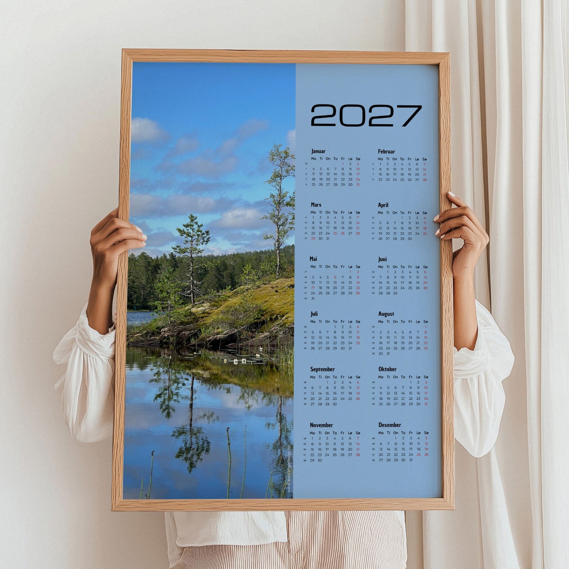 Kalender 2027 med norsk naturmotiv fra Midterfjellet i Steinkjer vist i eikeramme