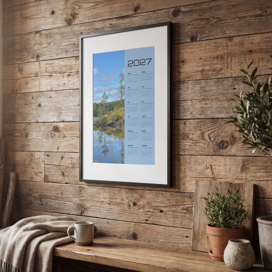 Fotokalender 2027 med motiv fra Midterfjellet i Steinkjer innrammet på rustikk trevegg