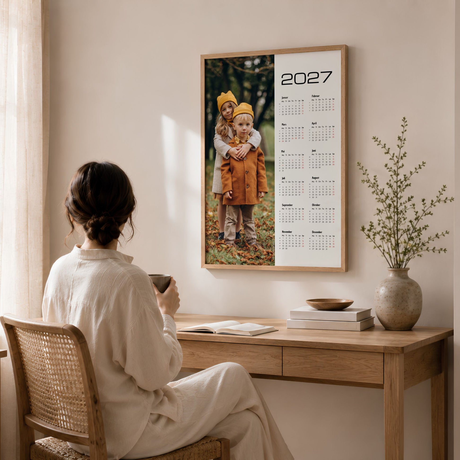 Personlig veggkalender 2027 med eget bilde av barn vist i lyst interiør
