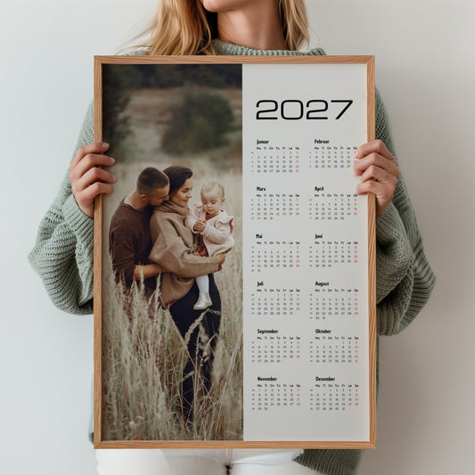 Personlig kalender 2027 med eget familiebilde i stort bildefelt og årskalender på høyre side