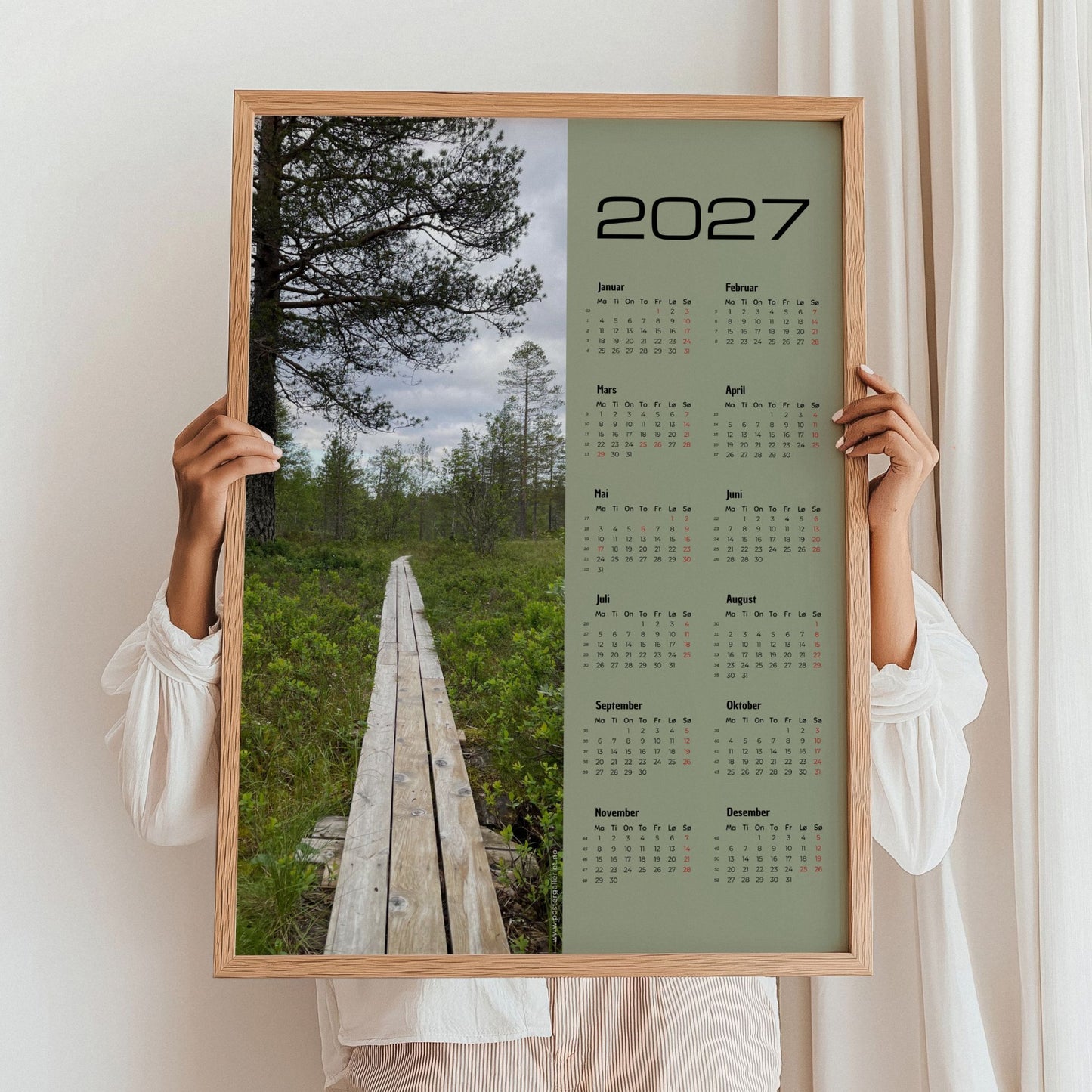 Kalender 2027 med naturfoto fra Øyingen holdt opp for å vise størrelse og format