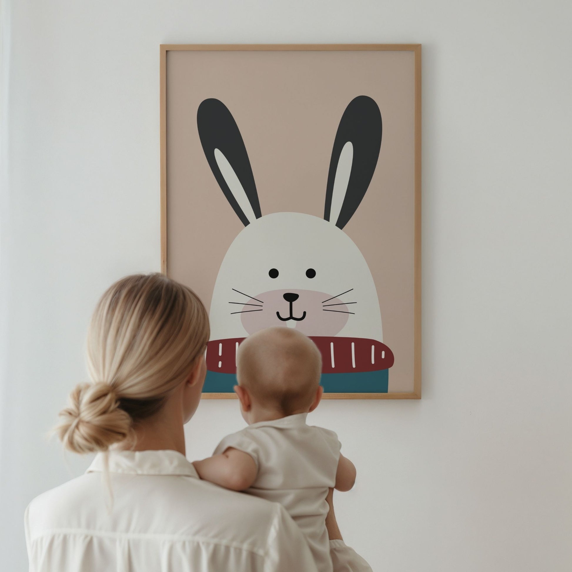 Kanin med skjerf plakat på vegg i barnerom med mor og barn
