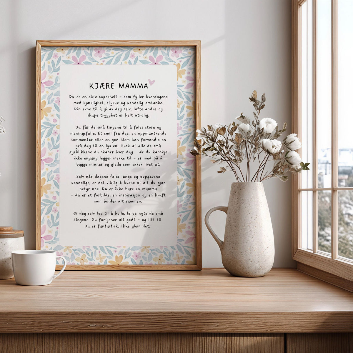 Kjære mamma-plakat med blomster i treramme på skjenk ved vindu og vase