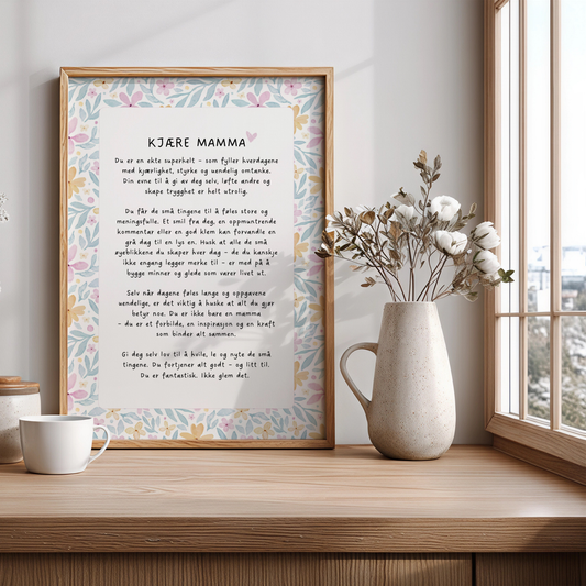 Kjære mamma-plakat med blomster i treramme på skjenk ved vindu og vase. Diitalt produkt.