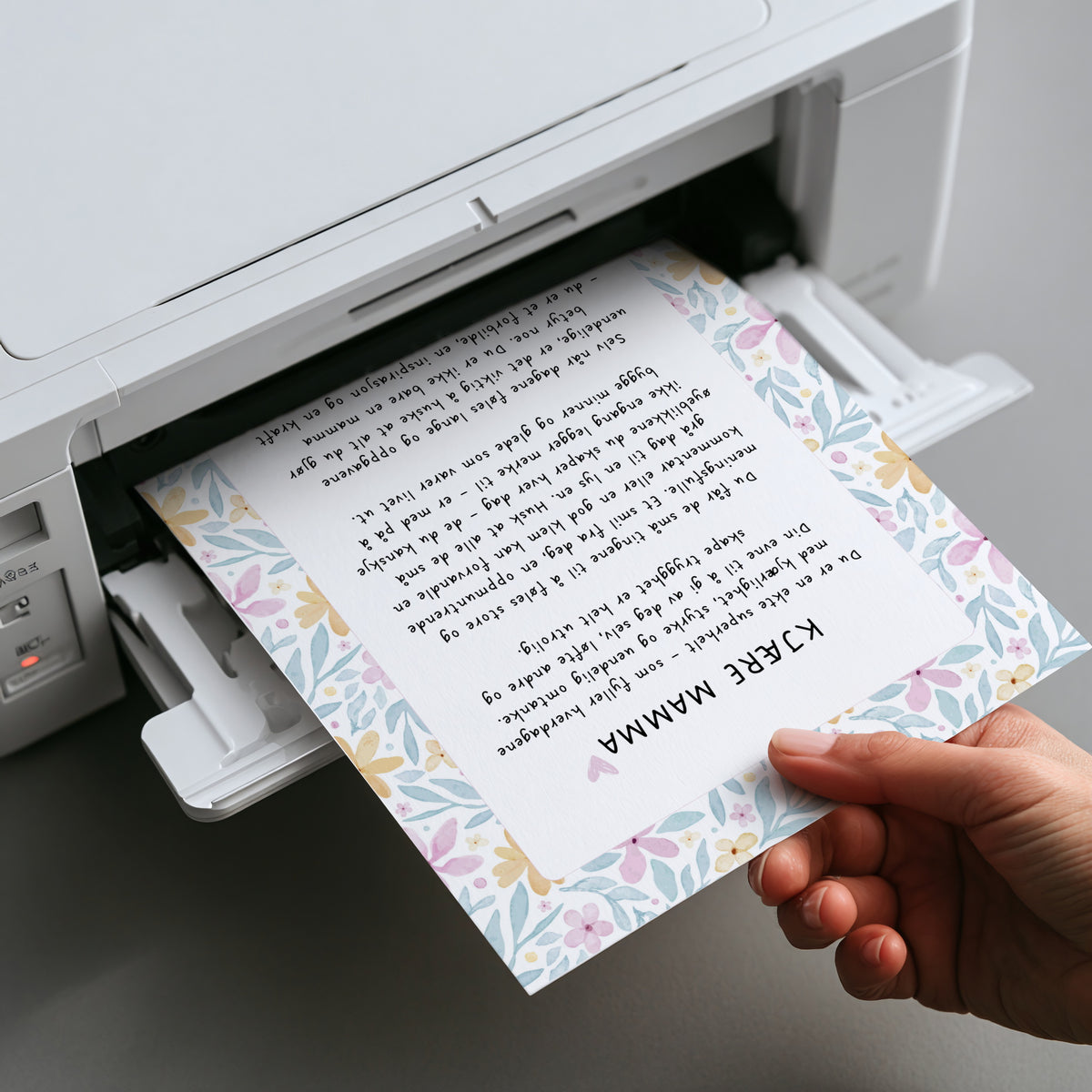 Kjære mamma – digital gaveplakat med blomsterdekor som skrives ut på papir fra en hjemmeskriver.