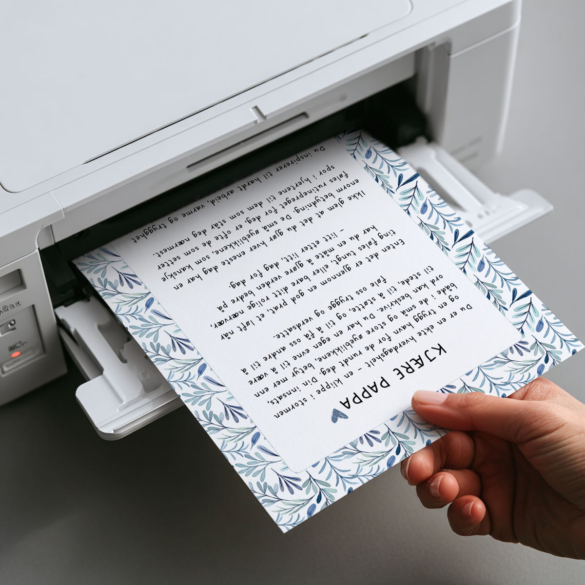 Kjære pappa – digital gaveplakat med blomsterdekor som skrives ut på papir fra en hjemmeskriver.