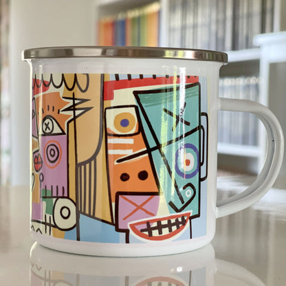 Fargerikt emaljekrus med kubisme-inspirert abstrakt kunstmotiv