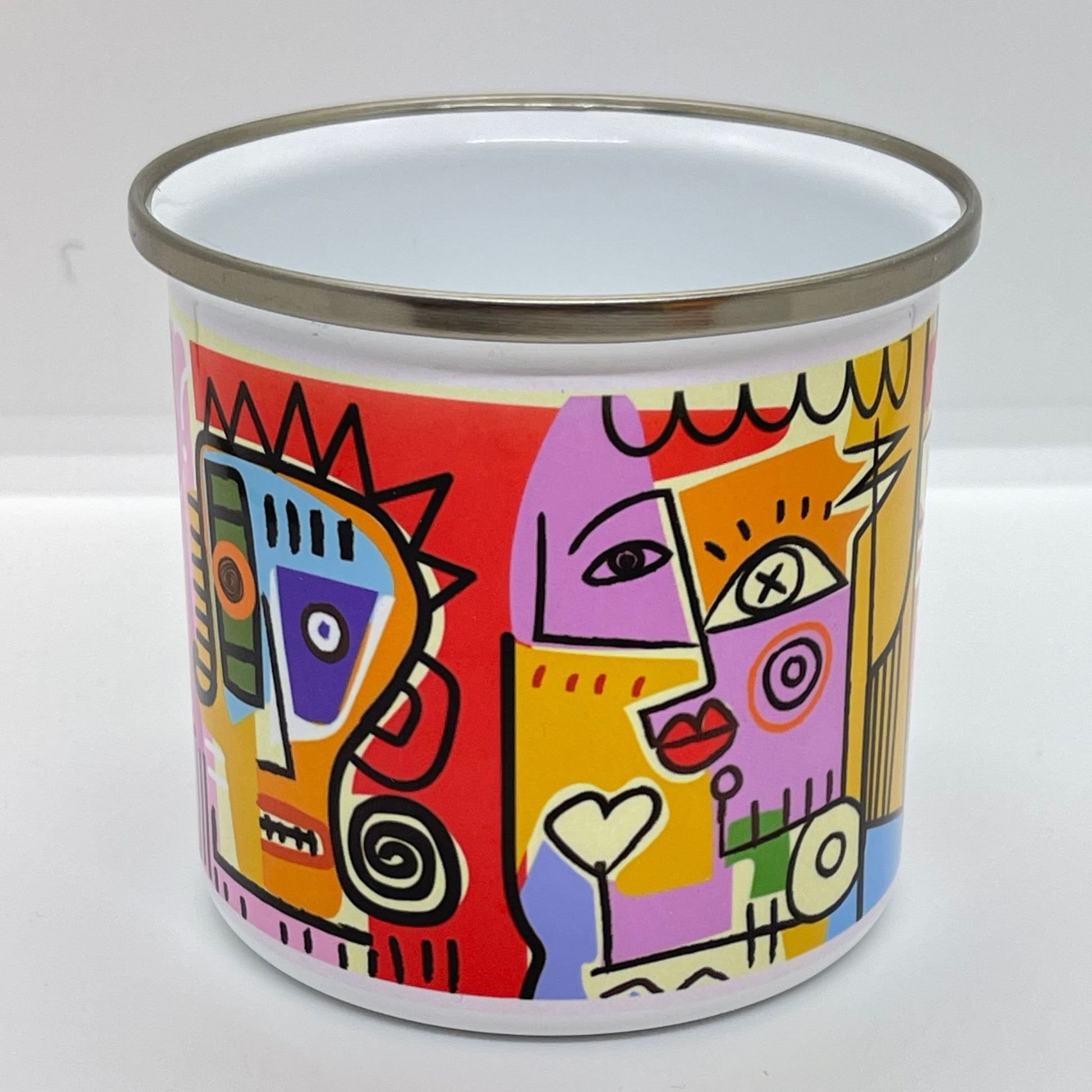 Emaljekrus med grafisk og fargerikt abstrakt kunsttrykk