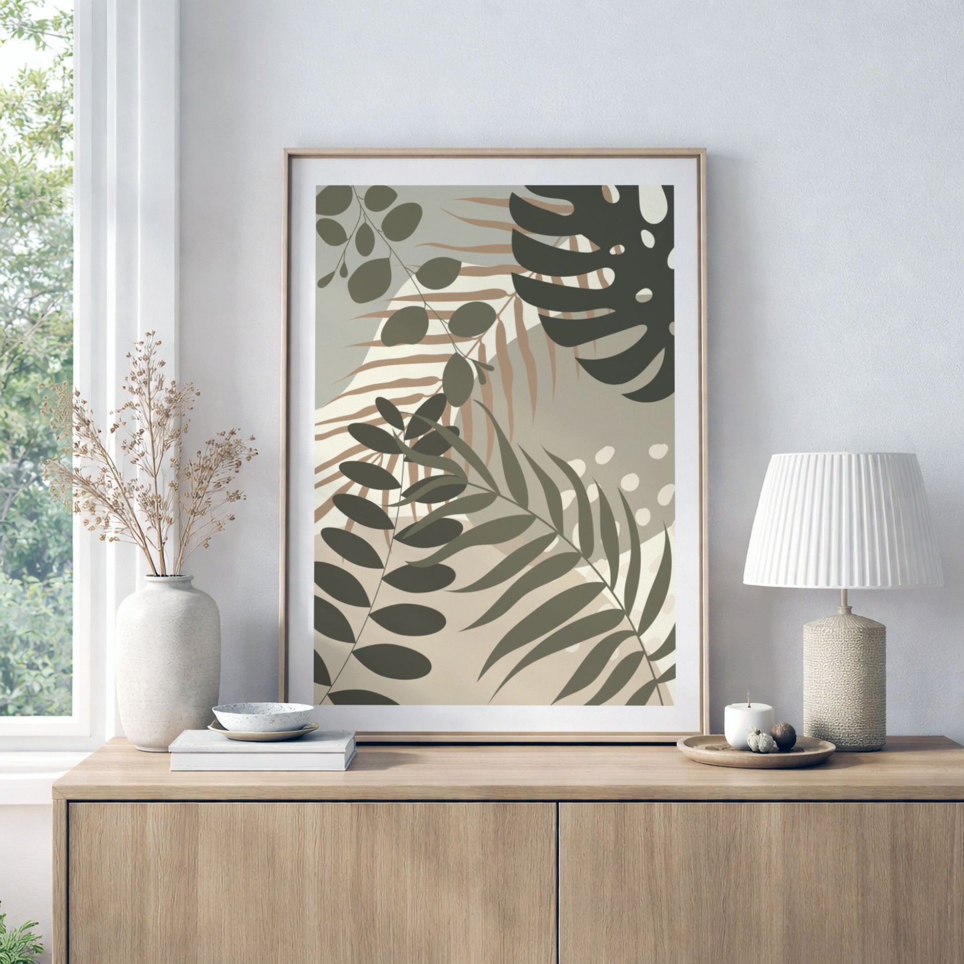 Layered Tropics botanisk plakat med tropiske bladformer i eikeramme på lys skjenk