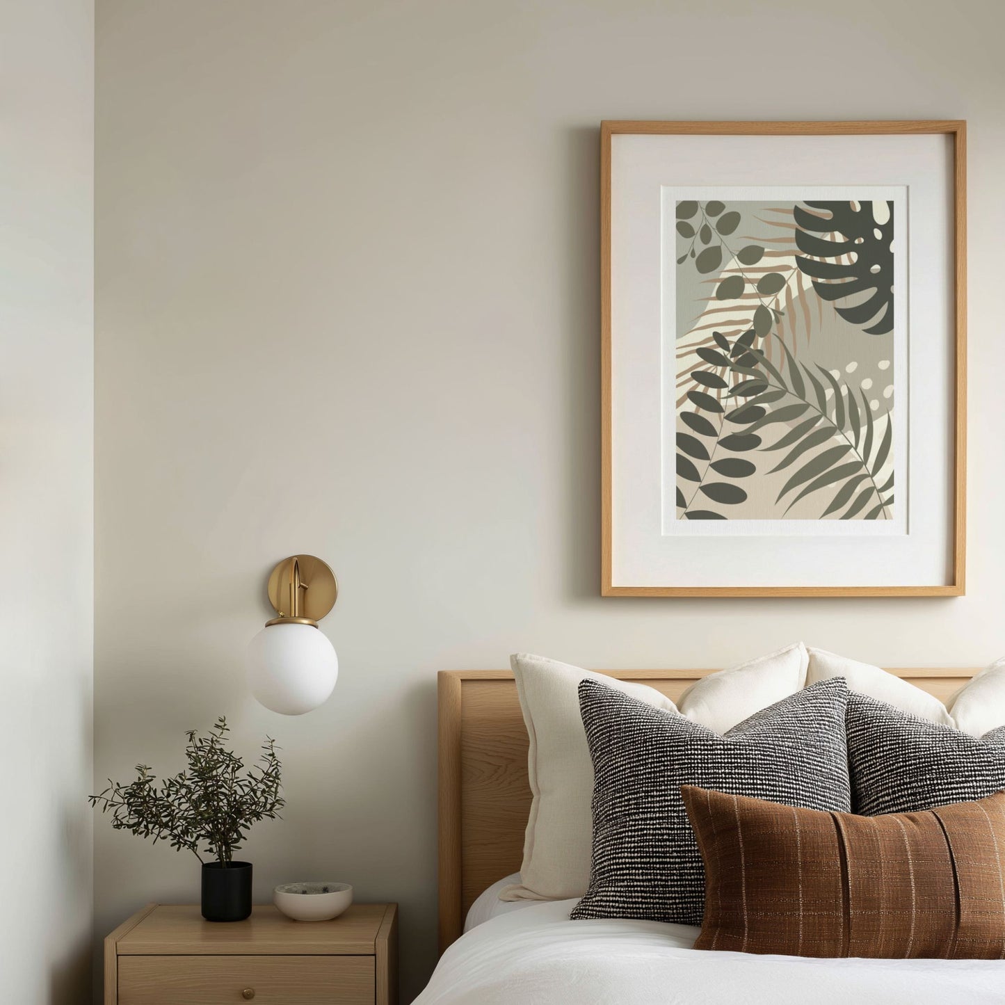 Layered Tropics grafisk botanisk plakat i eikeramme over seng i lyst soverom