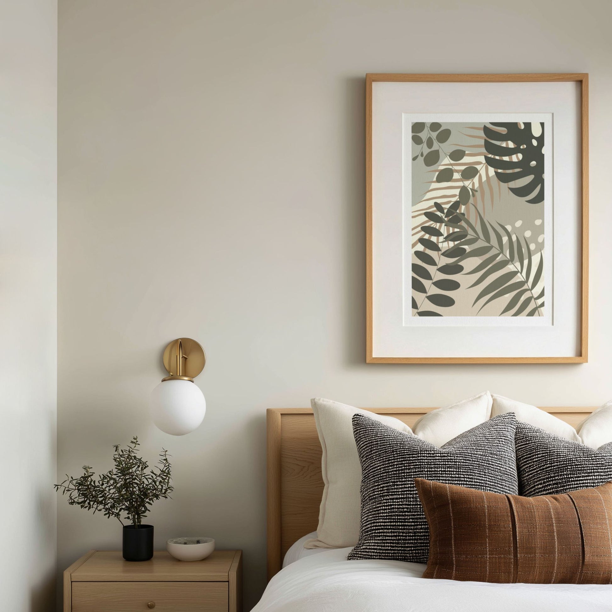Layered Tropics grafisk botanisk plakat i eikeramme over seng i lyst soverom