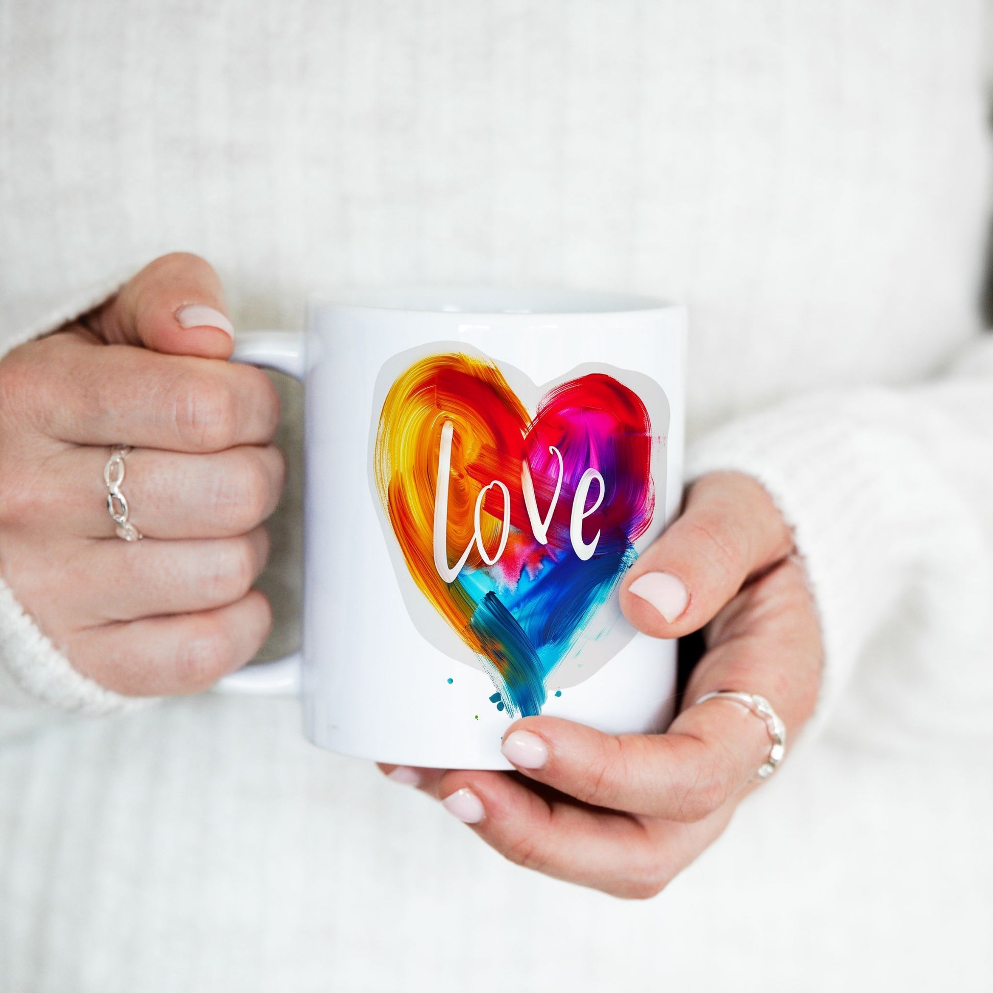 Nærbilde av Love in Color keramikkrus med håndmalt hjerte i sterke farger.