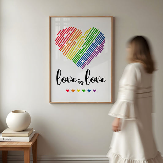 Love is Love Heart plakat vist på vegg i moderne interiør